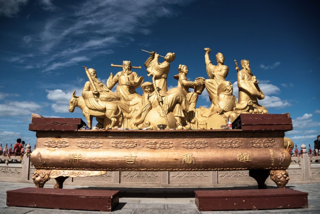 Goldene Statuen der Acht Unsterblichen. Zhongli Quan und Lü Dongbin wird die Entwicklung der Baduanjin zugeschrieben.